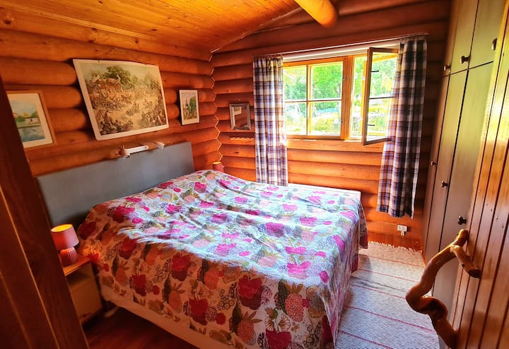 Chumba kikuu cha kulala. Kitanda kina upana wa sentimita 160. Makabati mengi na sehemu ya kuhifadhi, kuna kitanda kinachoweza kukunjwa kwa ajili ya watoto wadogo kwenye gereji.