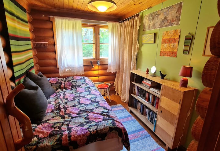 Chumba cha wageni. Kitanda ni sentimita 120. Kusafisha kabati nyuma ya pazia. Vitabu vingi, vingi kwa Kiingereza