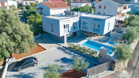 Luxury Villa w/ Pool & Jacuzzi -Walk to Beach