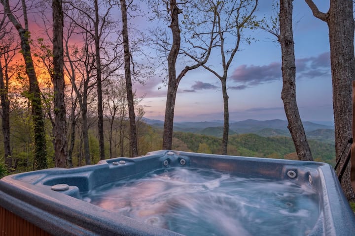 July & August Specials | Hot Tub+amazing Views - North Carolina