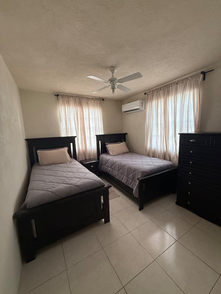 dos camas individuales- segundo dormitorio- armario y espacio para vestidor