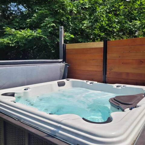 The King’s Hideaway. Hot Tub, pizza oven, private. gallery image 2