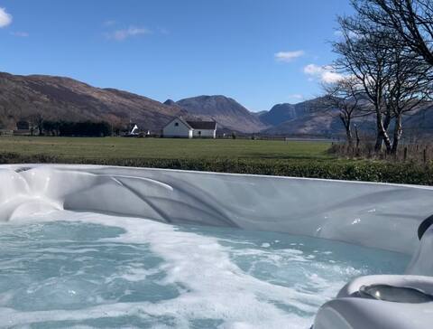 Onich Cottage with View of Glencoe from Hot Tub