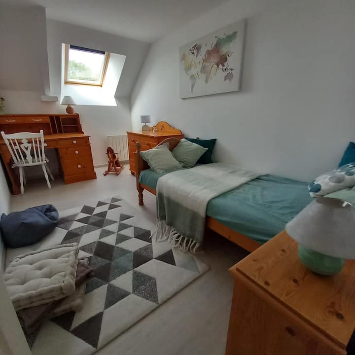 Vyumba vya kulala kwenye ghorofa ya chini, kitanda cha watu wawili 190 x 140, vizingiti vya umeme. 
Ghorofa ya juu: 
Kitanda cha watu wawili cha chumba cha kulala 200 x 160. 
Chumba cha kulala chenye kitanda cha watu wawili 200 x 160.   
Chumba cha kulala chenye kitanda kimoja cha 190 x 90. 
Shuka za kitanda, shuka za bafu zimejumuishwa.
