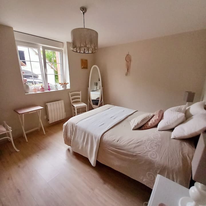 Vyumba vya kulala kwenye ghorofa ya chini, kitanda cha watu wawili 190 x 140, vizingiti vya umeme. 
Ghorofa ya juu: 
Kitanda cha watu wawili cha chumba cha kulala 200 x 160. 
Chumba cha kulala chenye kitanda cha watu wawili 200 x 160.   
Chumba cha kulala chenye kitanda kimoja cha 190 x 90. 
Shuka za kitanda, shuka za bafu zimejumuishwa.
