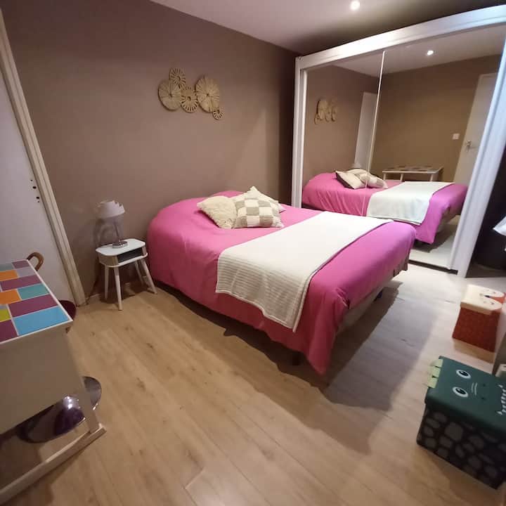 Vyumba vya kulala vya ghorofa ya chini, kitanda cha watu wawili 190 
Michezo mingi ya ubao na michezo ya watoto
Shuka za kitanda, shuka za bafu zimejumuishwa.
