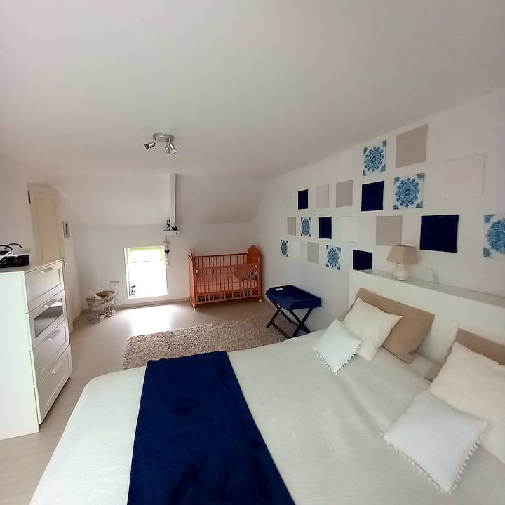 Vyumba vya kulala kwenye ghorofa ya chini, kitanda cha watu wawili 190 x 140, vizingiti vya umeme. 
Ghorofa ya juu: 
Kitanda cha watu wawili cha chumba cha kulala 200 x 160. 
Chumba cha kulala chenye kitanda cha watu wawili 200 x 160.   
Chumba cha kulala chenye kitanda kimoja cha 190 x 90. 
Shuka za kitanda, shuka za bafu zimejumuishwa.
