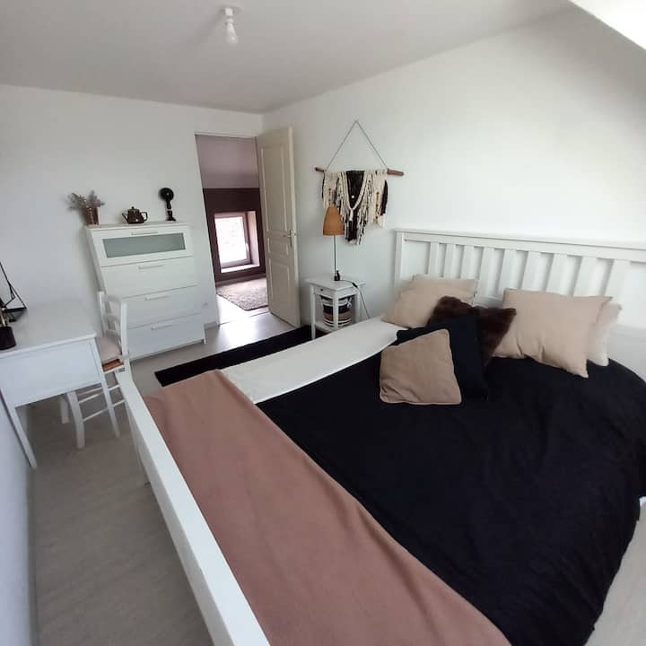 Vyumba vya kulala kwenye ghorofa ya chini, kitanda cha watu wawili 190 x 140, vizingiti vya umeme. 
Ghorofa ya juu: 
Kitanda cha watu wawili cha chumba cha kulala 200 x 160. 
Chumba cha kulala chenye kitanda cha watu wawili 200 x 160.   
Chumba cha kulala chenye kitanda kimoja cha 190 x 90. 
Shuka za kitanda, shuka za bafu zimejumuishwa.
