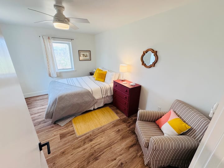 Kiwango cha chini. Kitanda cha malkia. Mandhari ya mlima. 