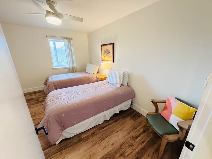 Kiwango cha chini. Vitanda viwili pacha. Mandhari ya mlima. 