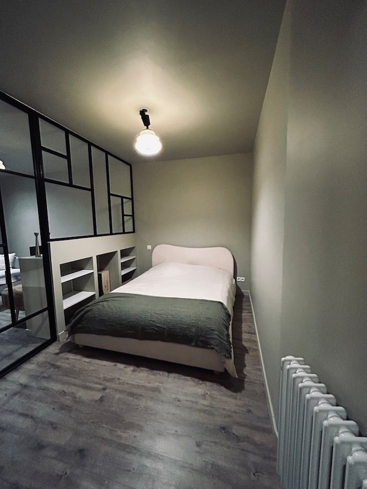 Krevet 160x200.
Dvostruke utičnice.
Skladištenje odjeće.