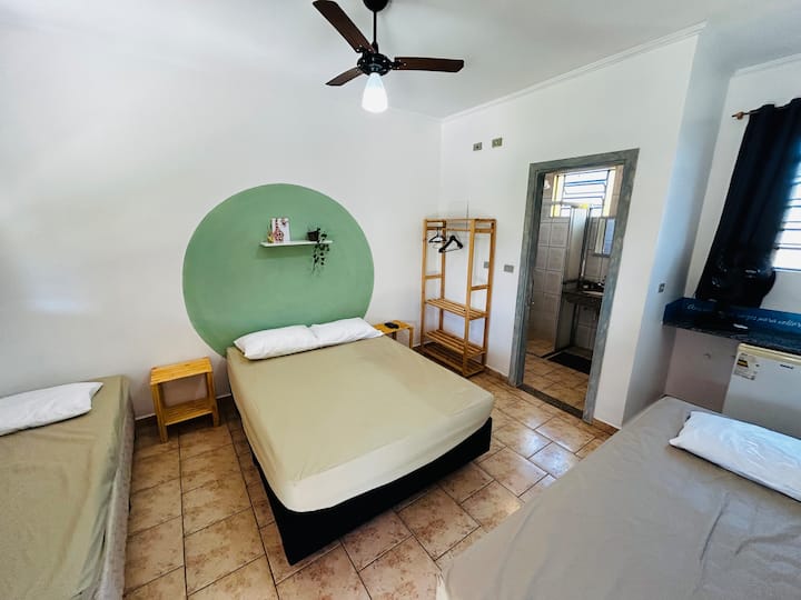 Quarto com 1 cama de casal padrão , 1 cama de solteiro tamanho padrão e 1 cama de solteiro king (solteirão). TV, ventilador de teto + ventilador de bancada e frigobar