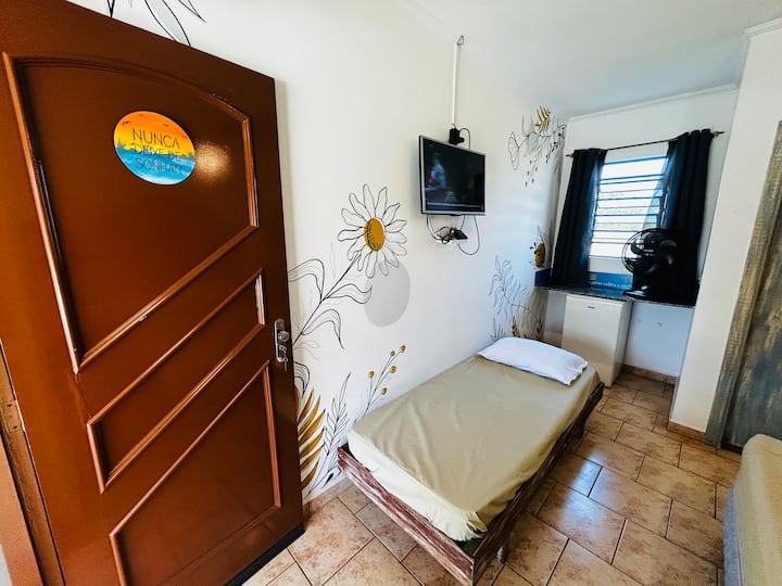 Quarto com 1 cama de casal Queen, 2 camas de solteiro tamanho padrão, TV, ventilador de teto + ventilador de bancada e frigobar