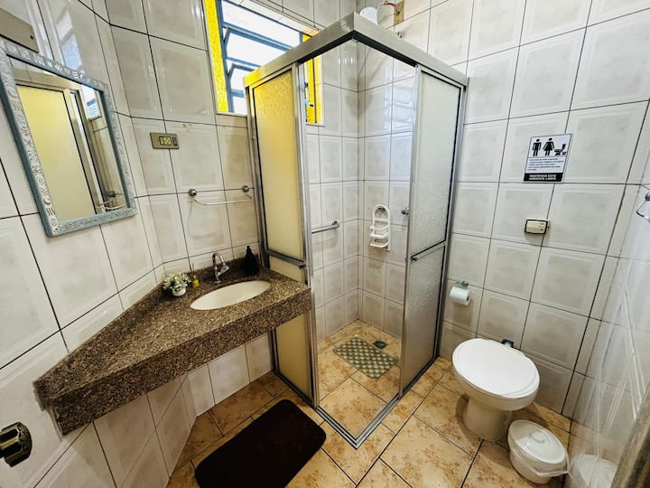 Este banheiro do quarto 1 possui barra de apoio no box. 