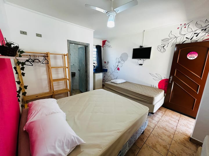 Quarto com 1 cama de casal Queen , 1 cama de solteiro tamanho padrão e 1 cama de solteiro king (solteirão). TV, ventilador de teto + ventilador de bancada e frigobar