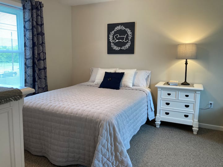 Მისაღები ოთახის მოშორებით, მთავარ საძინებელში დგას ორადგილიანი საწოლი