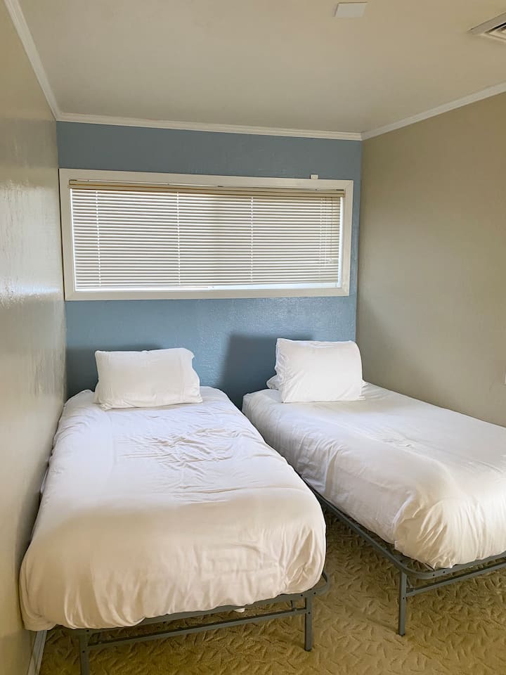 两张舒适的单人床： 
选择坚固或毛绒一侧睡觉