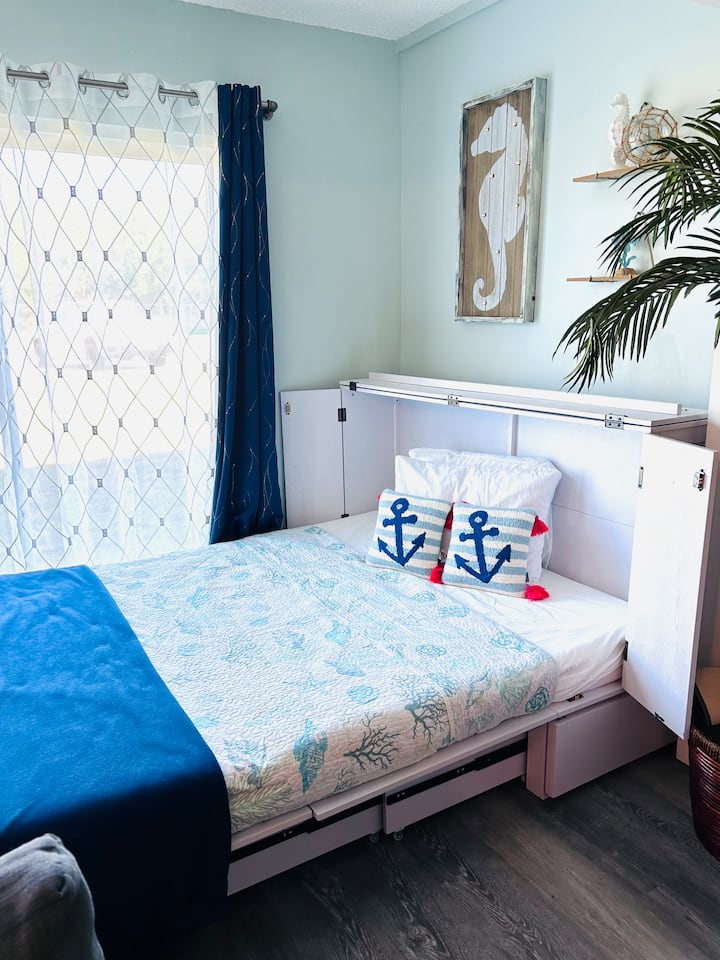 Kitanda chenye ukubwa wa kutosha katika sebule 