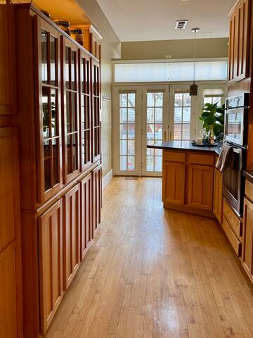 Huge Downtown Gem *Yard *Parking *Fireplace gallery image 4