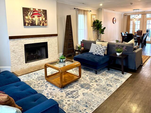 Huge Downtown Gem *Yard *Parking *Fireplace