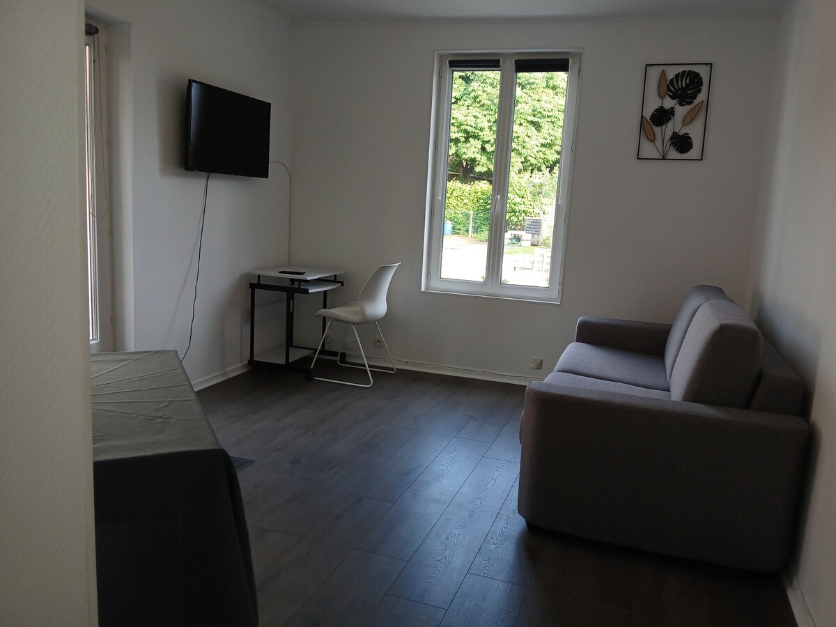 סלון עם שולחן עבודה, טלוויזיה ואינטרנט אלחוטי