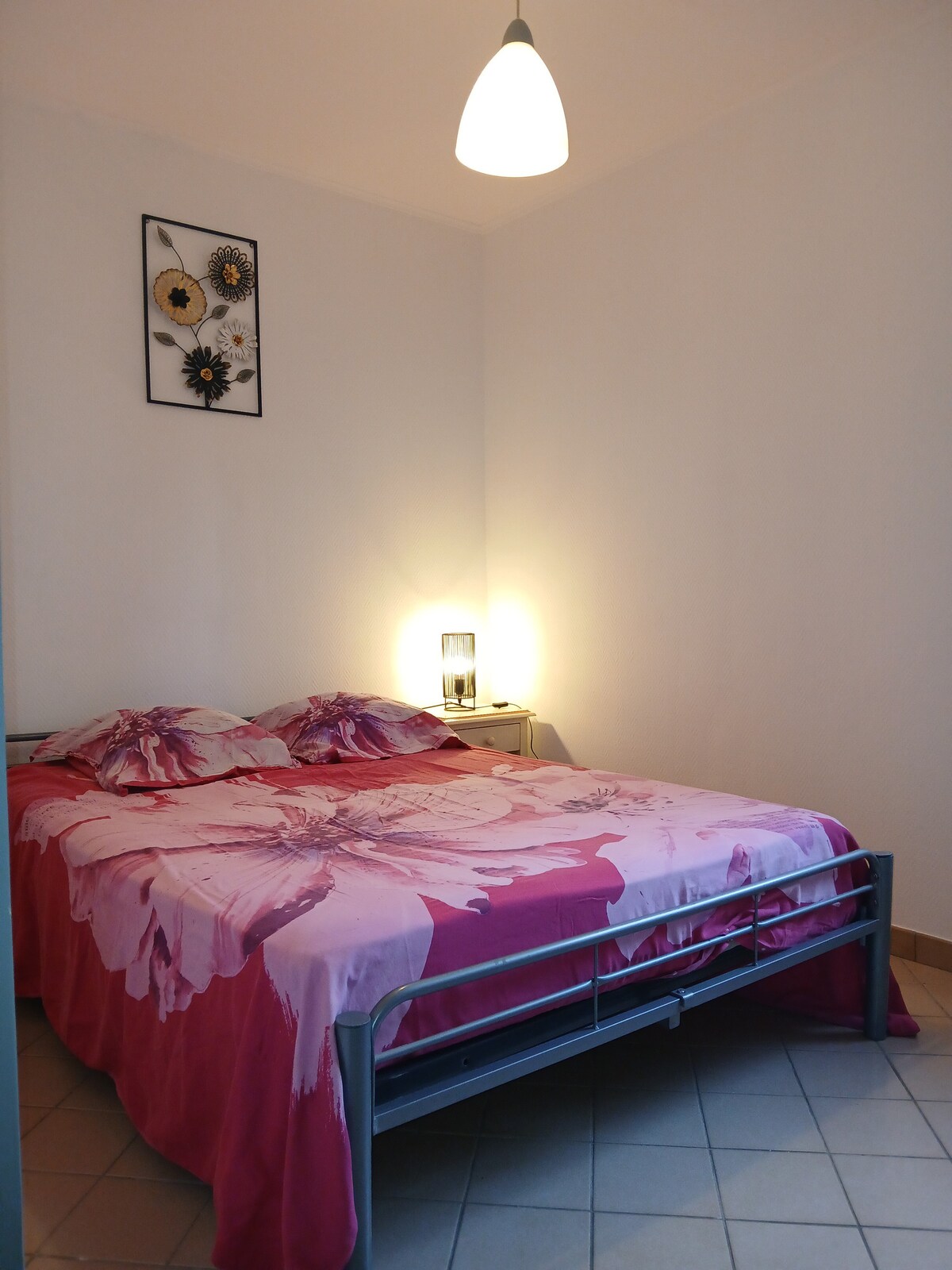 מיטה לשני אנשים עם סדין ושמיכת פוך