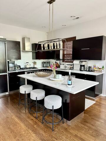 Huge Private Roof Deck! Gym! Parking! gallery image 3