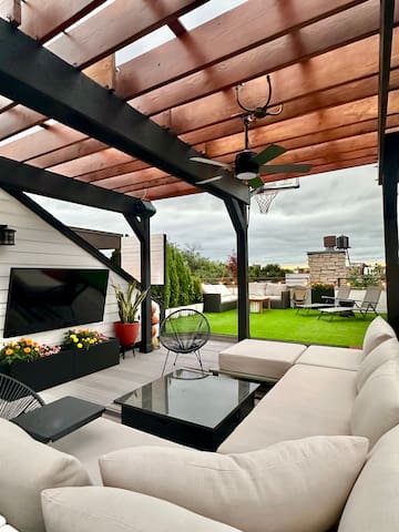 Huge Private Roof Deck! Gym! Parking!