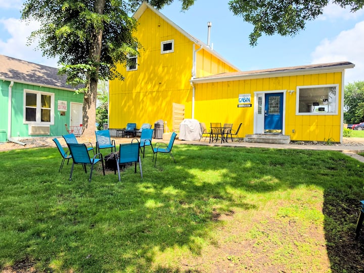 7 Queen Bed, 3 Bath Heart of Arnolds Park