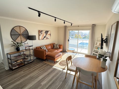 Top Airbnb: Sunny, city outlook with secure undercover parking in Battery Point