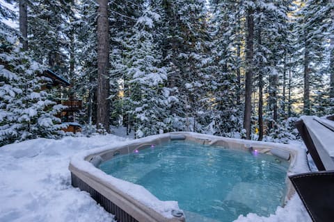 Tahoe Treehouse: Hot Tub, High-end, 3 King Beds