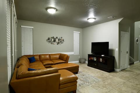 Top Airbnb: Poolside 4BR with hot tub and game room in Washington