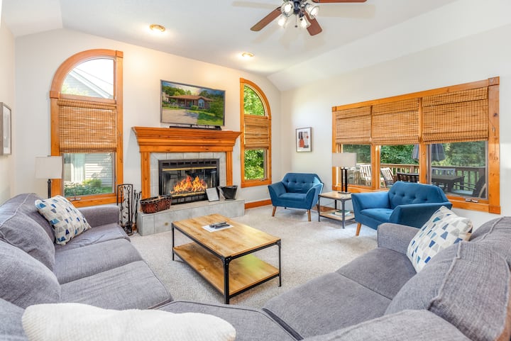Galena Territory 5br Retreat | Hot Tub & Game Room - Galena, IL