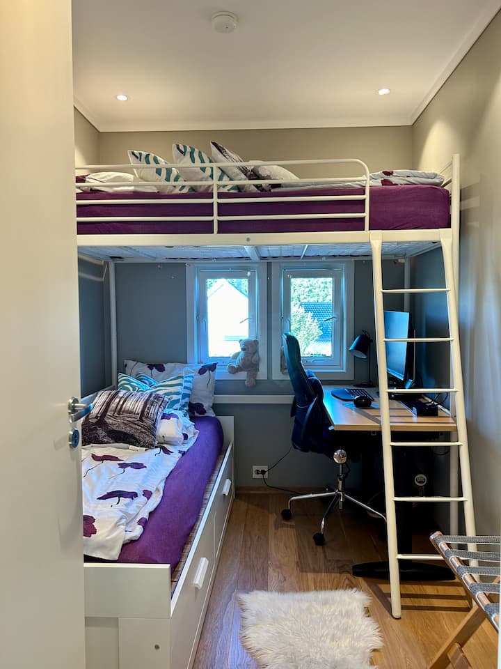سرير علوي وسرير فردي يمكن تحويلهما إلى سرير مزدوج. مكان عمل مع شاشة ومحطة إرساء ولوحة مفاتيح.