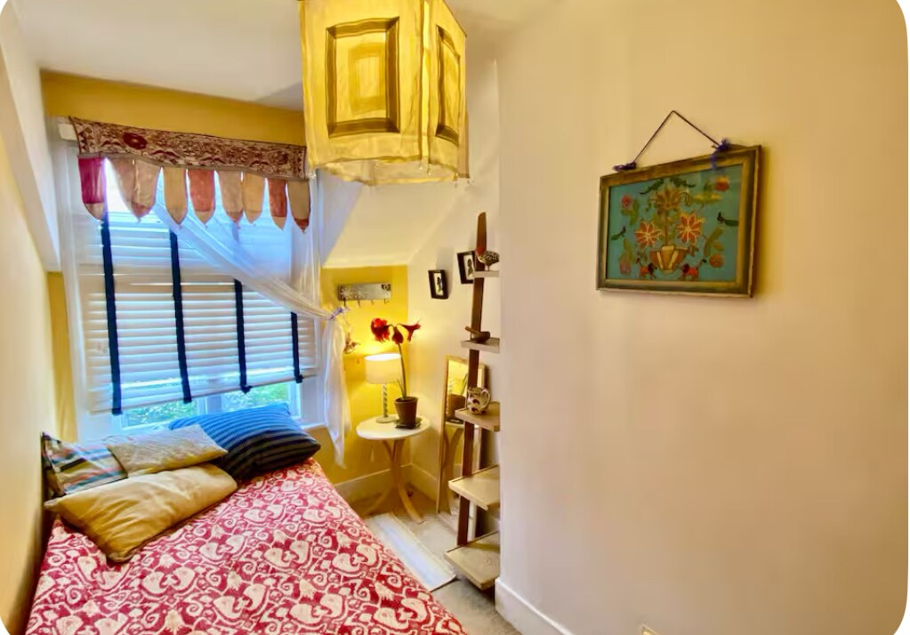 Ovo je stvarna soba u prosincu. 
Postoji stalak za odjeću, a odjeća se može odložiti u velike ladice ispod kreveta. 
Od siječnja će biti dostupna soba s tirkiznim zidovima i bijelim ormarom. 