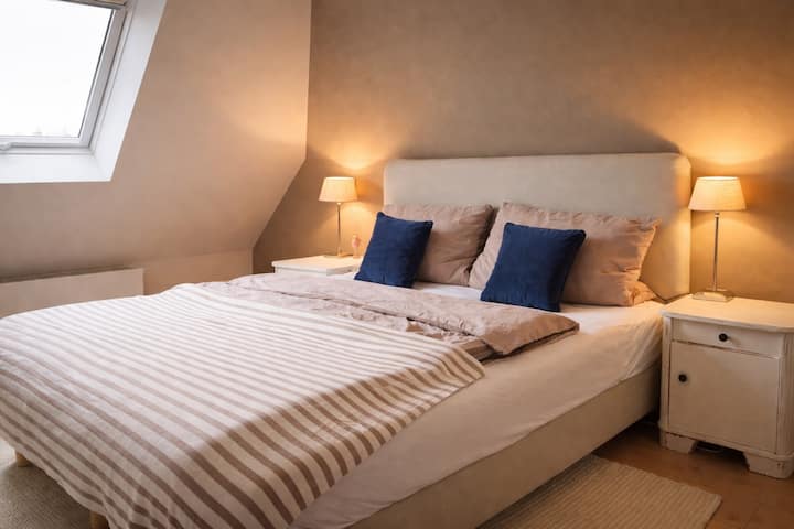 Chambre à coucher avec lit à sommier tapissier