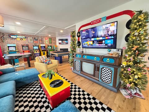 Experience the Time Traveler -3BR, hot tub