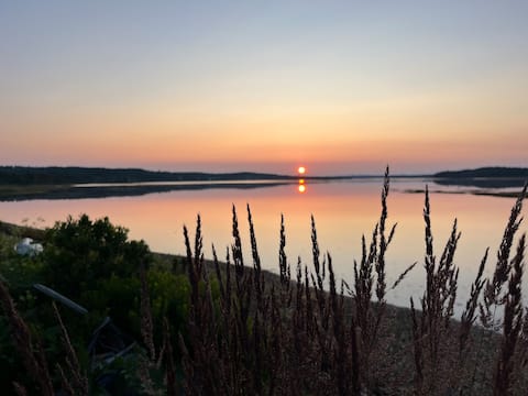 Oceanfront Cottage - Modern & Private