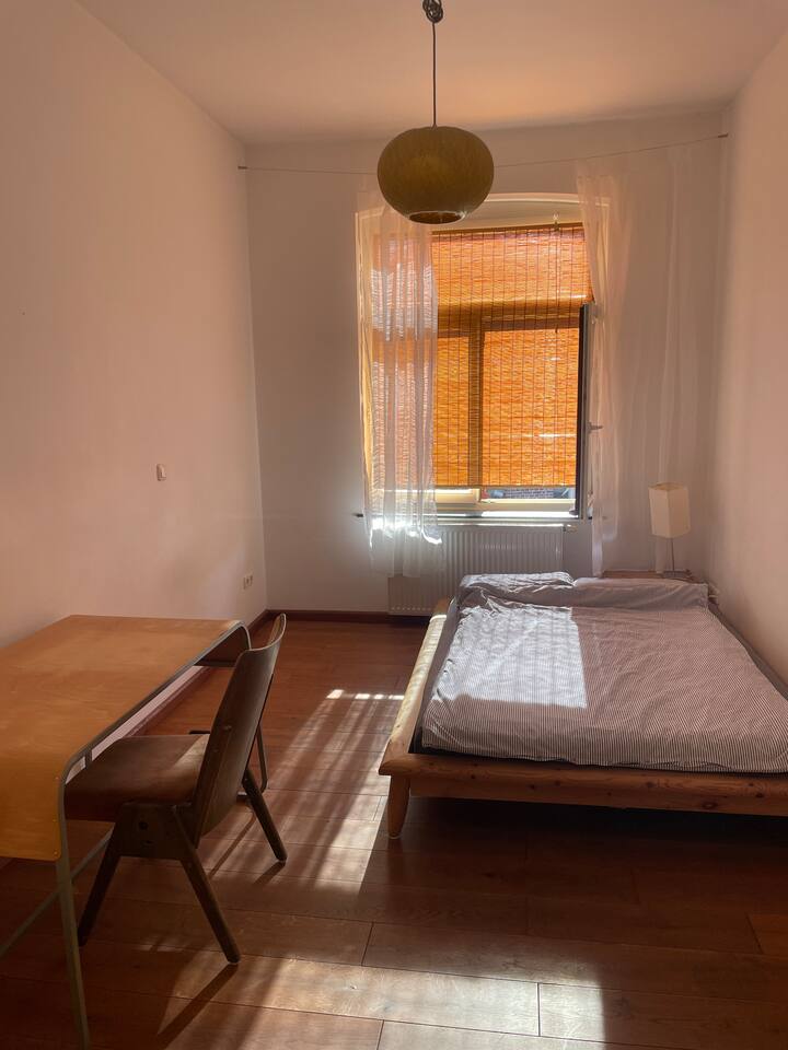 Спална соба во март, април и мај 2025 г.