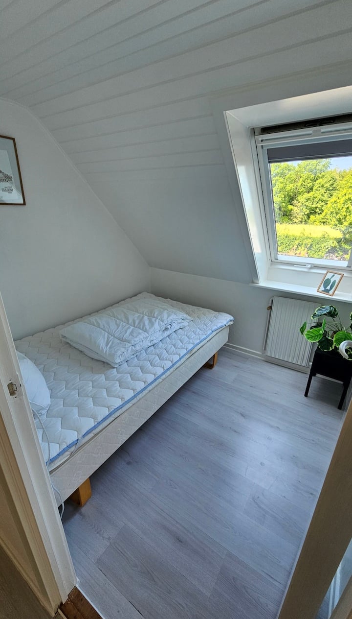 120 cm bred seng, egner sig bedst til 1 person.