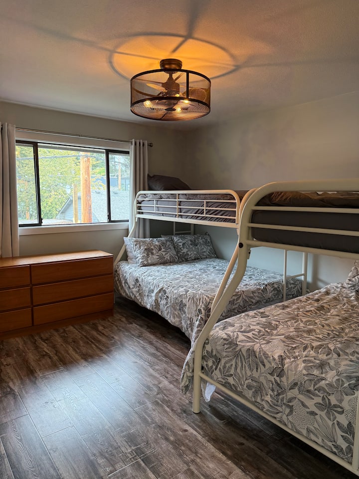 बंक रूम में 2 सिंगल ओवर डबल बंक हैं