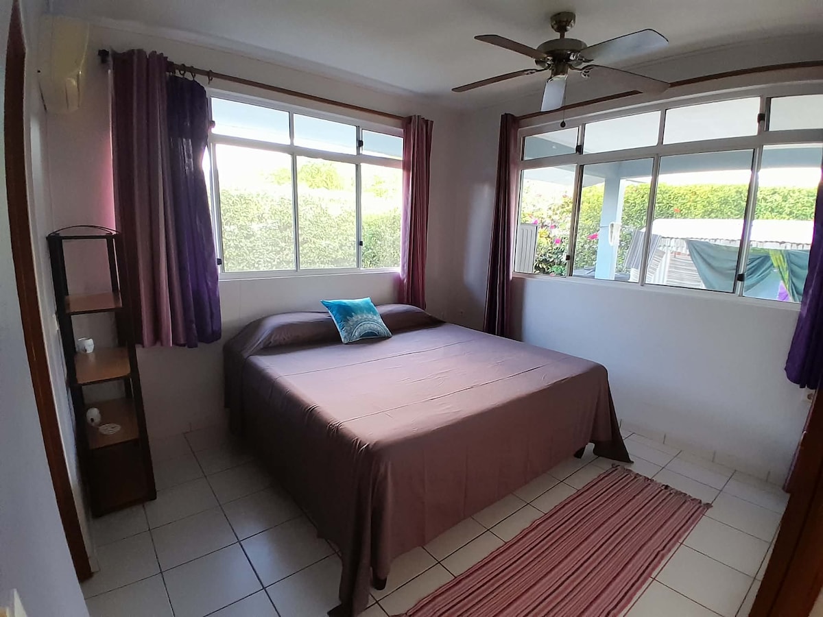 Chambre double lumineuse avec salle de bain privative