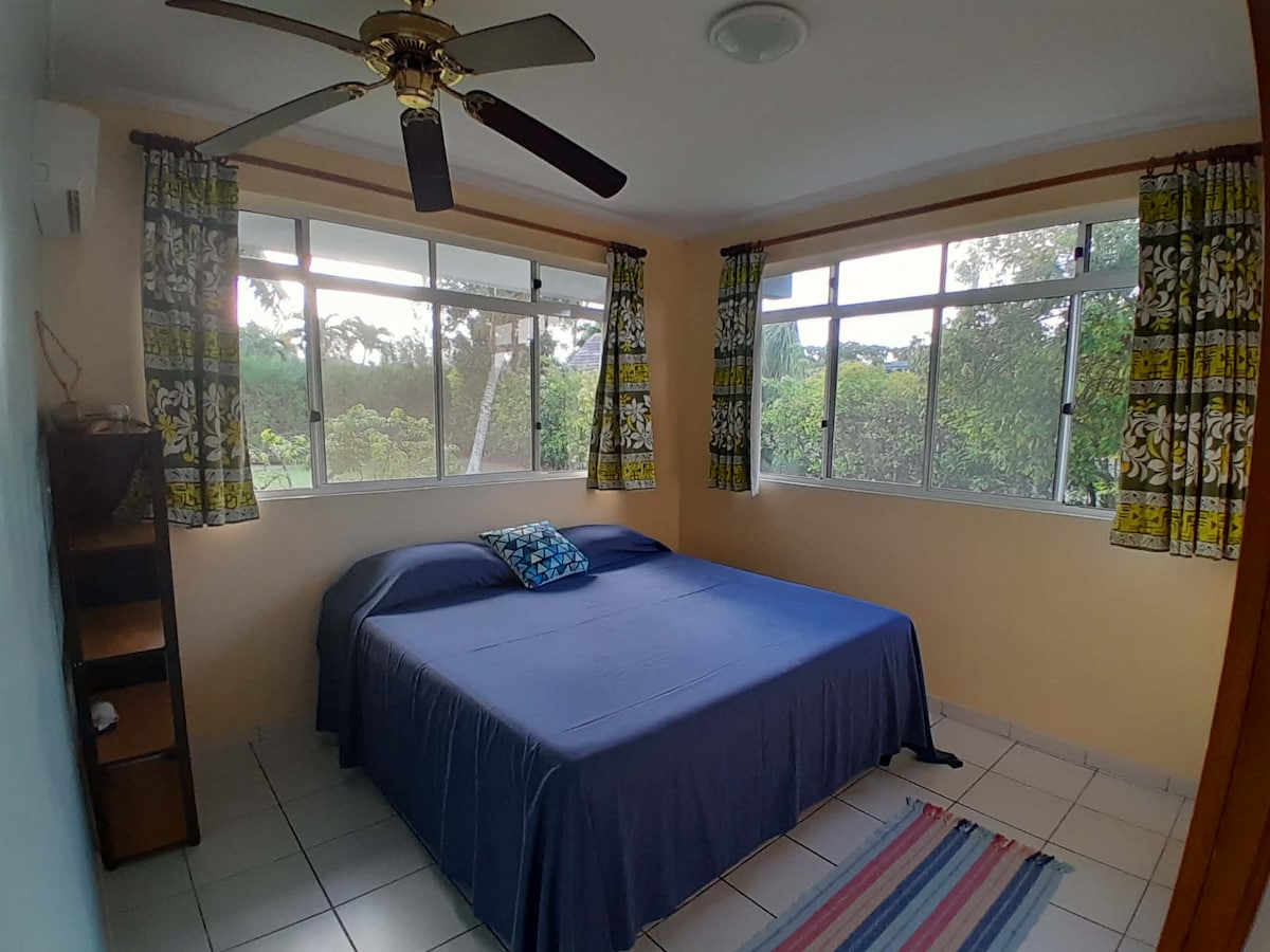 Chambre avec lit double et ventilateur au plafond