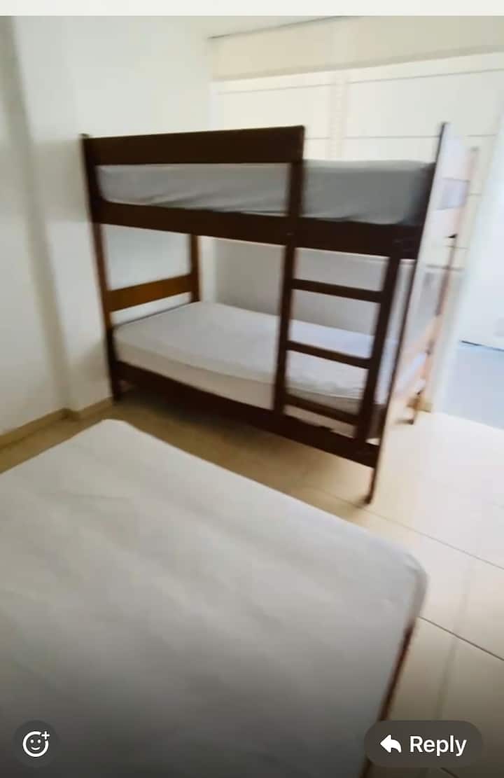 1,5 - местна дървена колиба, 1 2 - местно легло 