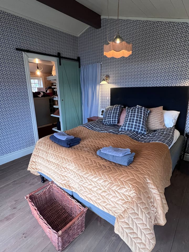 ห้องนอนสำหรับ 2 คนพร้อมวิวและทางออกเหนือน้ำโดยตรง 