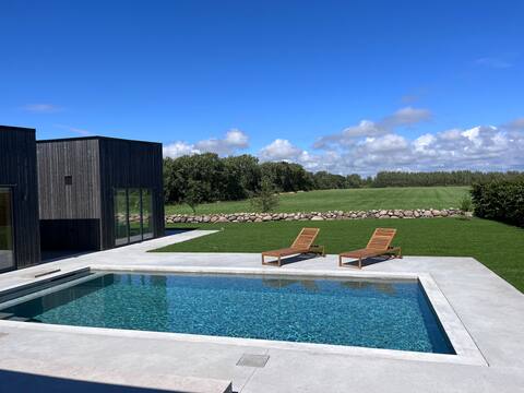 Modern seaside living with pool and guest house