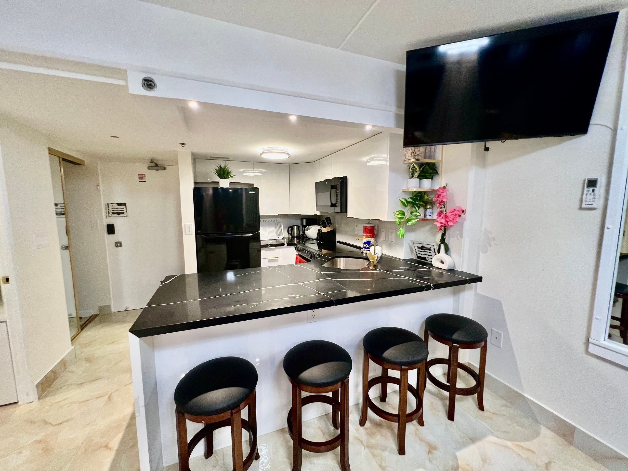 Condo in Honolulu · ★4.92 · 1 bedroom · 3 beds · 1 bath - Image 24