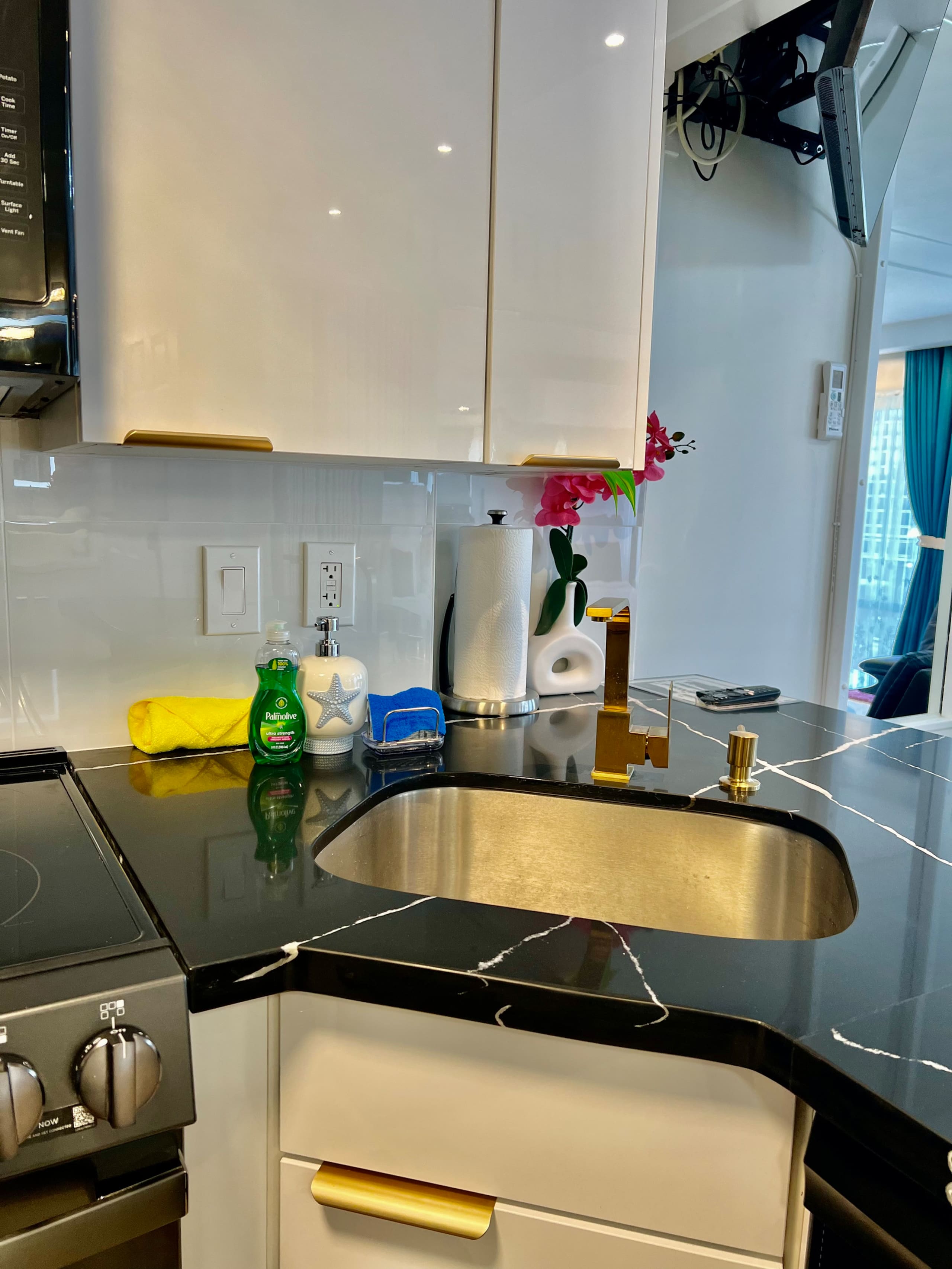Condo in Honolulu · ★4.92 · 1 bedroom · 3 beds · 1 bath - Image 74