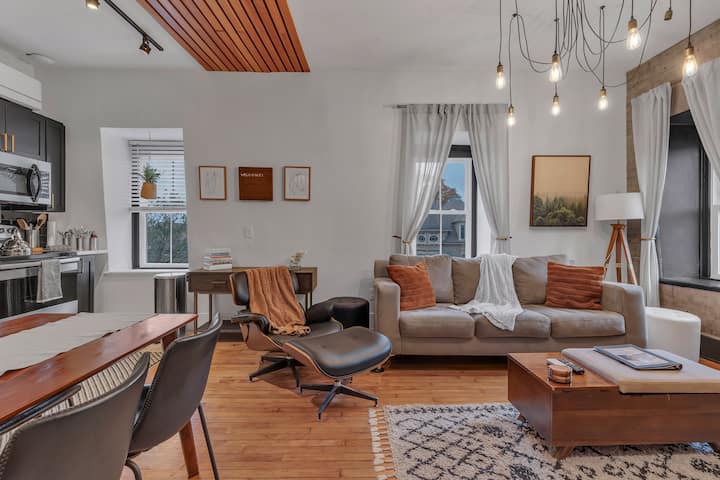 **Bright, Clean And Stylish. Minutes To Downtown** - Rhode Island