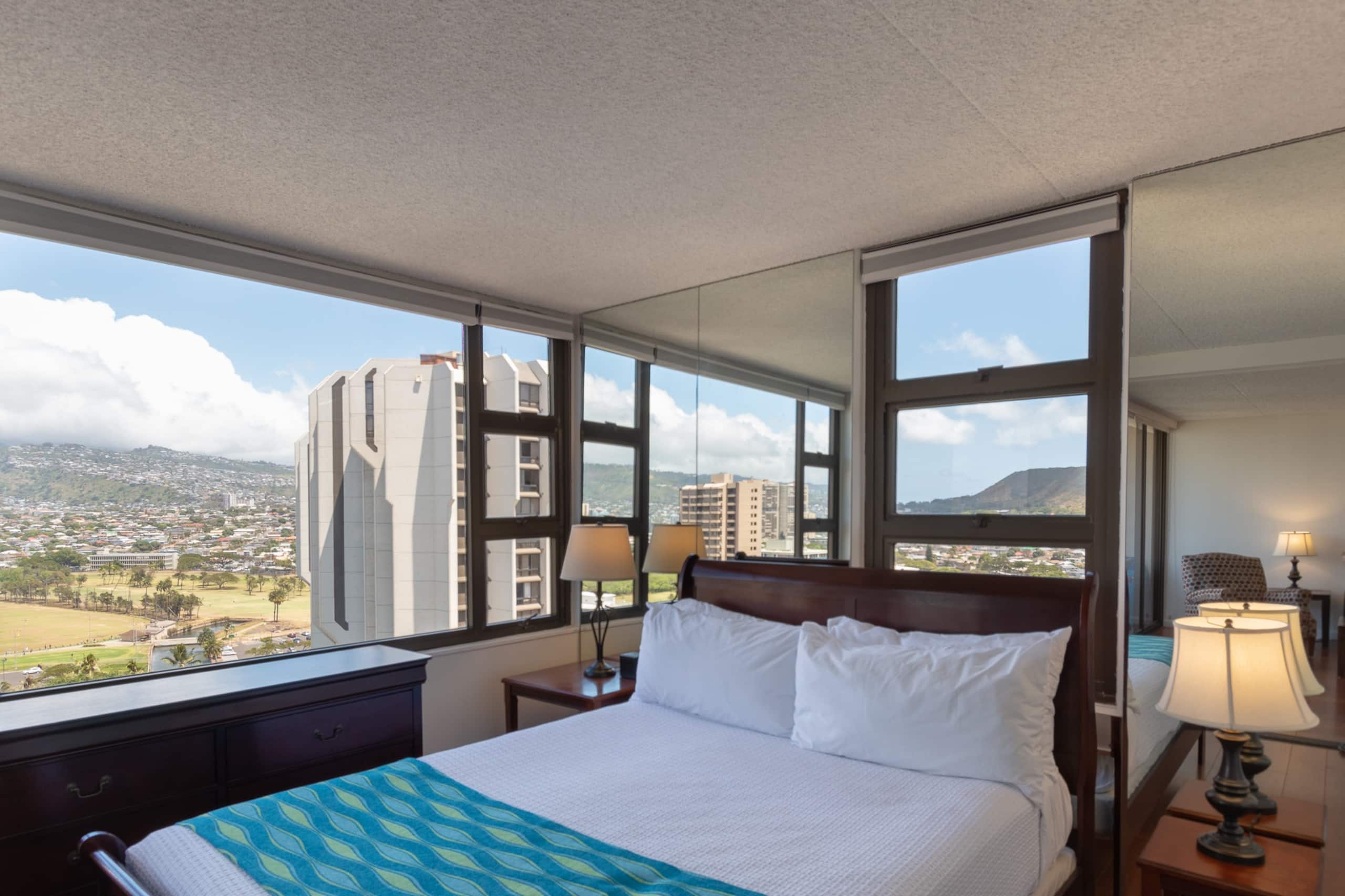 Condo in Honolulu · ★4.8 · 1 bedroom · 2 beds · 1 private bath - Image 18
